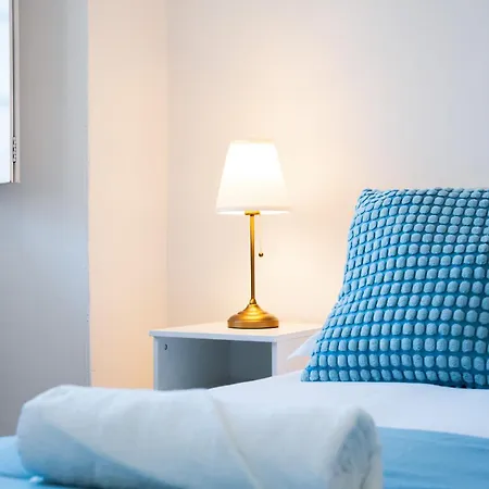 Wonderhost, Volumes Incroyables & Royale Apartamento