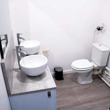 Wonderhost, Volumes Incroyables & Royale Apartamento *