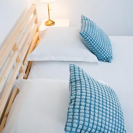 Wonderhost, Volumes Incroyables & Royale Apartamento