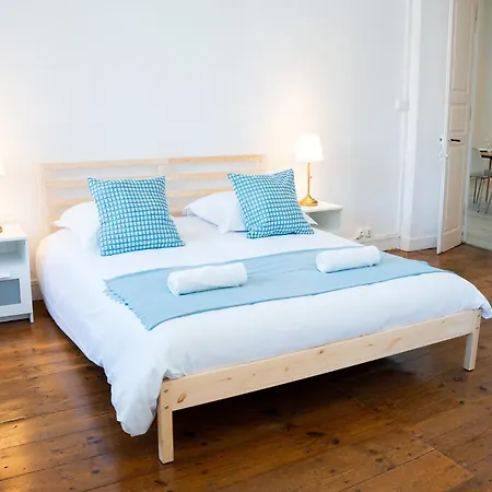 Wonderhost, Volumes Incroyables & Royale Apartamento