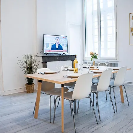 Wonderhost, Volumes Incroyables & Royale Apartamento